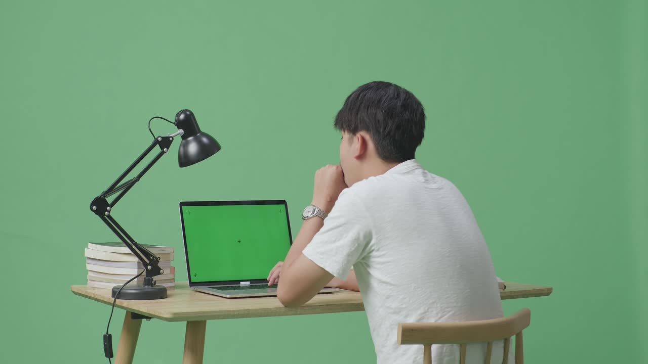 노트북에서 일하는 피곤한 사람