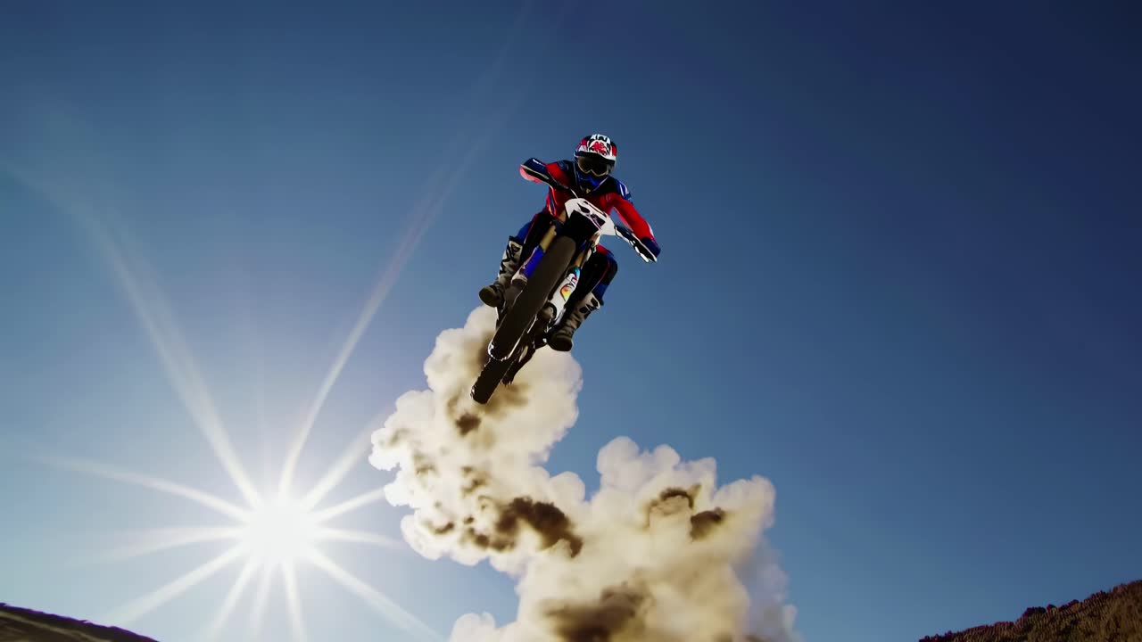 Foto dinâmica em ângulo baixo de um piloto de motocross voando no ar com um céu limpo ao fundo