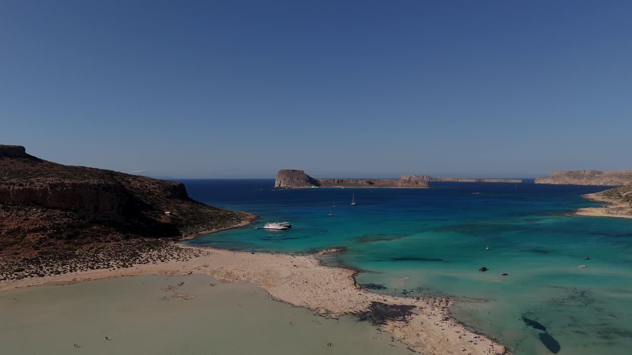 una vista aérea de la laguna de balos en creta, grecia