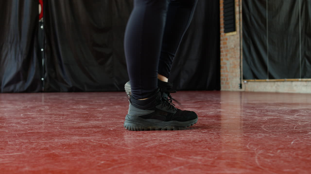 una mujer practicando movimientos de baile.