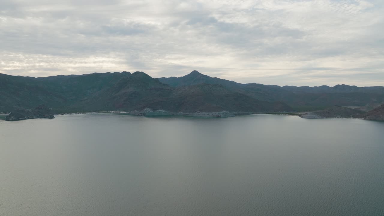 바하 캘리포니아 수르의 아름다운 산악 해안선, 복사 공간이 있는 공중 설정