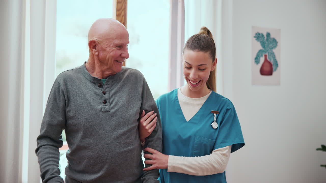 Senior, Mann oder Pflegekraft mit Gehhilfe