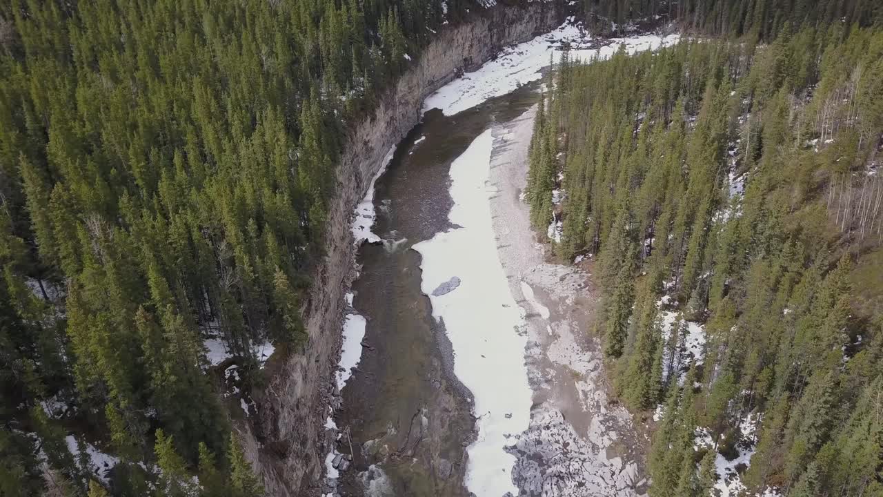 vista aérea de una pared del cañón del río boreal en primavera