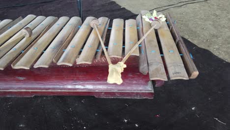 Gamelan-Gambang-Instrumentos-Musicales-En-Bali,-Llaves-De-Bambú-Y-Mazo-De-Percusión-De-Madera-Con-Ofrendas-Florales