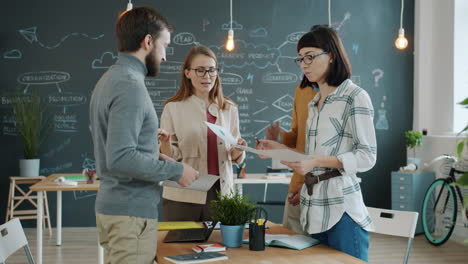 reunión de equipo en una oficina moderna