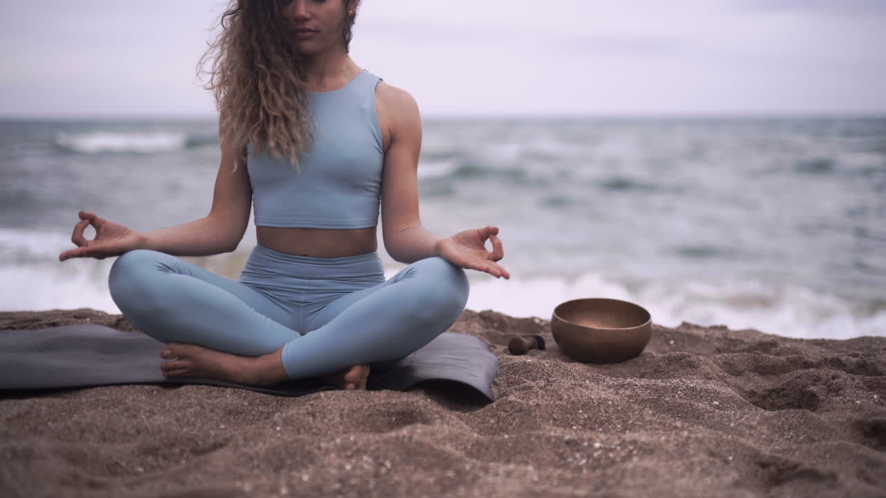 hablando con el alma a través de la meditación del yoga usando la vibración del cuenco tibetano