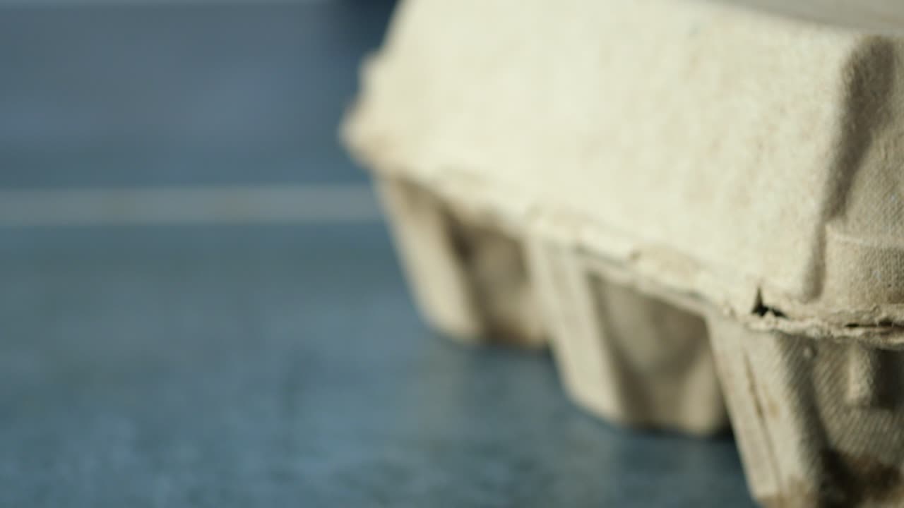 카드보드 상자에 넣은 달