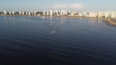 Pequeño-Bote-Navegando-Lejos-De-Punta-Del-Este,-Vista-Aérea