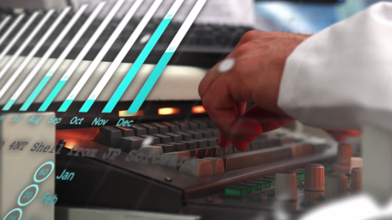 컴퓨터를 사용하는 카우카시안 사업가에 대한 금융 데이터 처리의 애니메이션