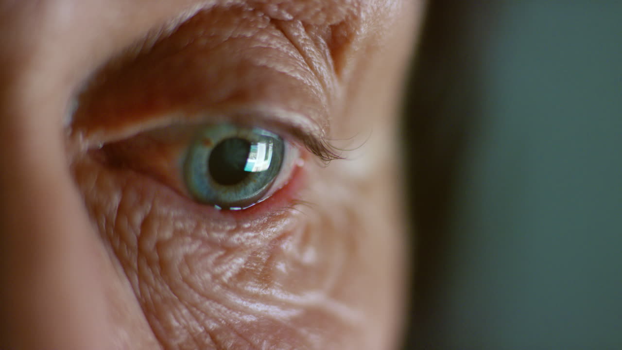 mujer mayor, ojo azul y reflejo de la lectura