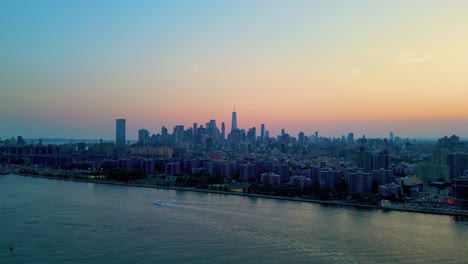 El-Sol-Se-Pone-Sobre-La-Torre-De-La-Libertad,-Panorámica-Aérea-De-Nueva-York.