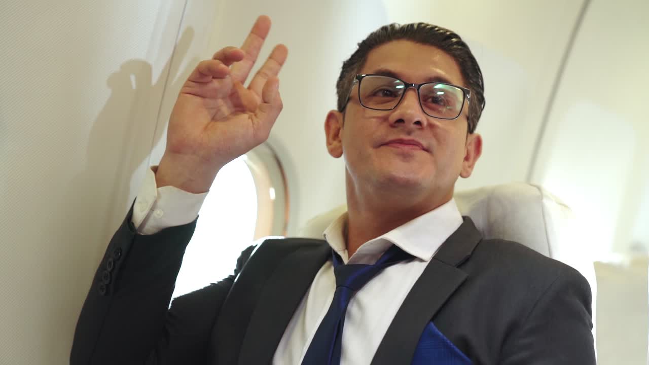 사업가 는 비행기 에서 항공 승무원 이 제공 하는 오렌지 주스 를 가지고 있다