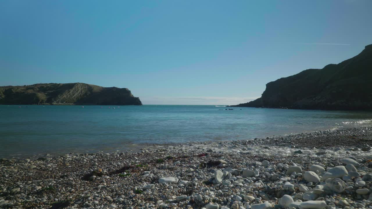 화창한 날 도싯, 룰워스 코브 해변의 4k 영화 풍경 사진
