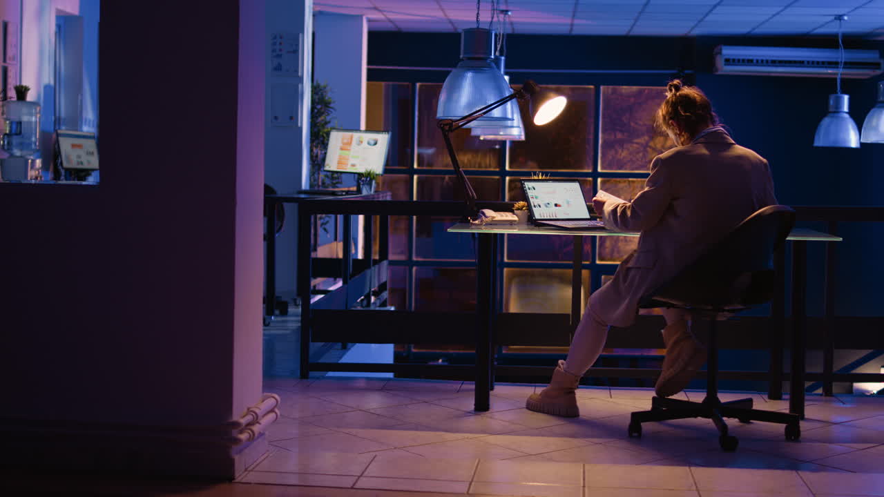 mujer de negocios trabajando hasta tarde en la oficina