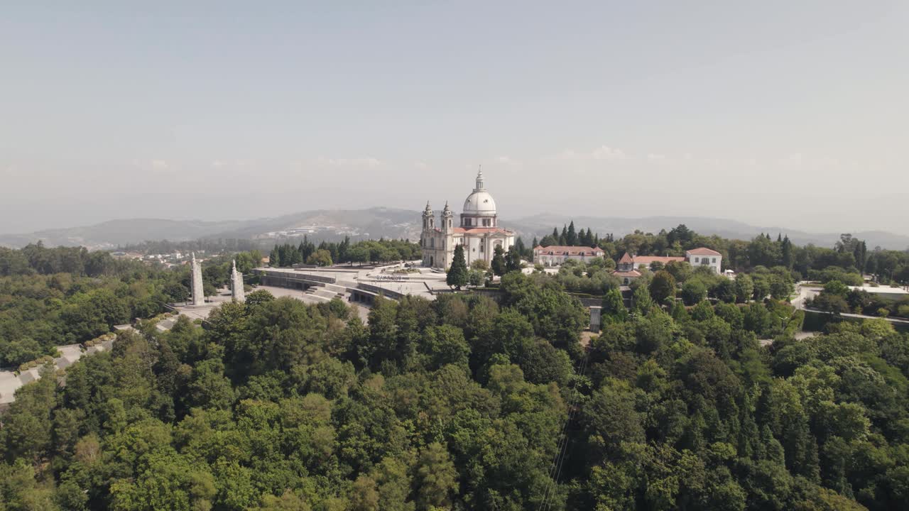 숲 한가운데 있는 교회와 언덕 꼭대기, 사미로의 성모 성소