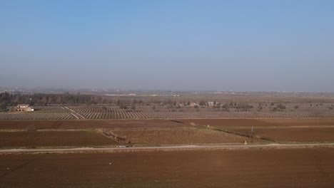 Llegando-A-La-Toma-De-Campos-Verdes-De-Plantaciones-De-Vegetales-En-El-Oeste-Del-Valle-De-Beqaa,-Líbano