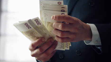 manos masculinas con dinero en efectivo de moneda europea de cerca. hombre contando billetes.