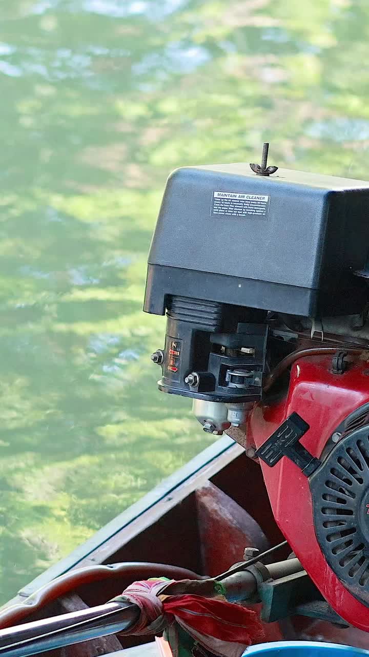 Primo piano di un motore di barca a Bangkok