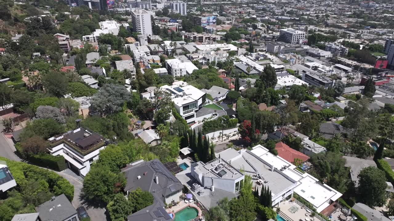 캘리포니아주 할리우드 언덕의 일몰 대로 위의 유명한 새 거리 - 공중