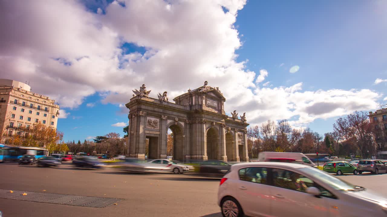 마드리드 선니 데이 트래픽 서클 트리팔 아치 파노라마 4k 타임 스