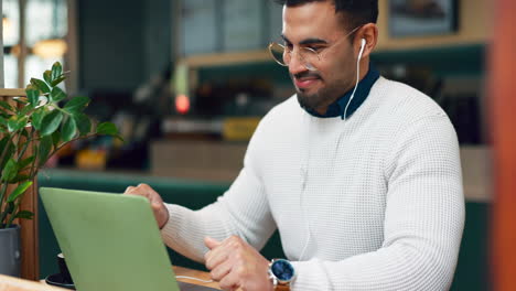 Café,-Té-Y-Hombre-Con-Una-Computadora-Portátil