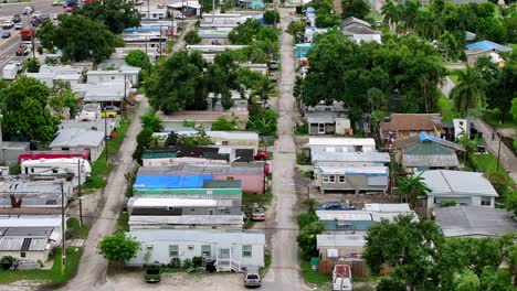 Toma-Lateral-Aérea-De-Una-Comunidad-De-Clase-Baja-Con-Casas-Móviles-En-Estados-Unidos.