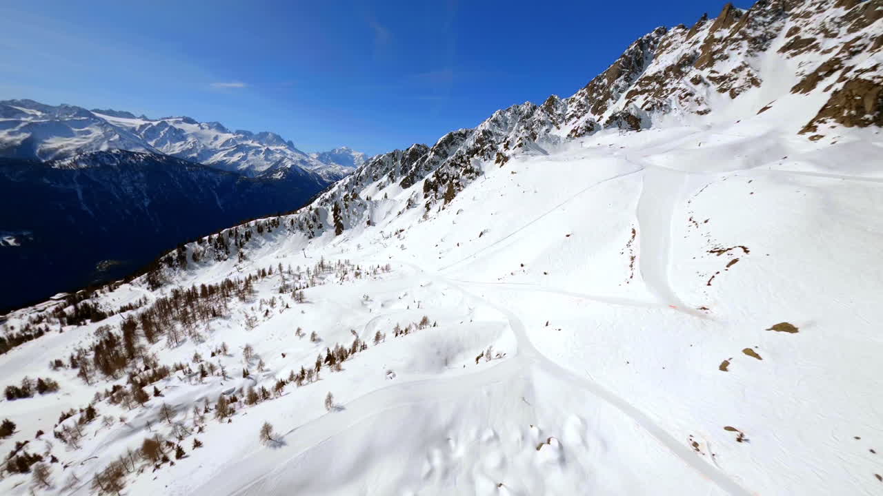 vista panorámica de las pistas y remontes en la estación de esquí les marecottes en valais, suiza