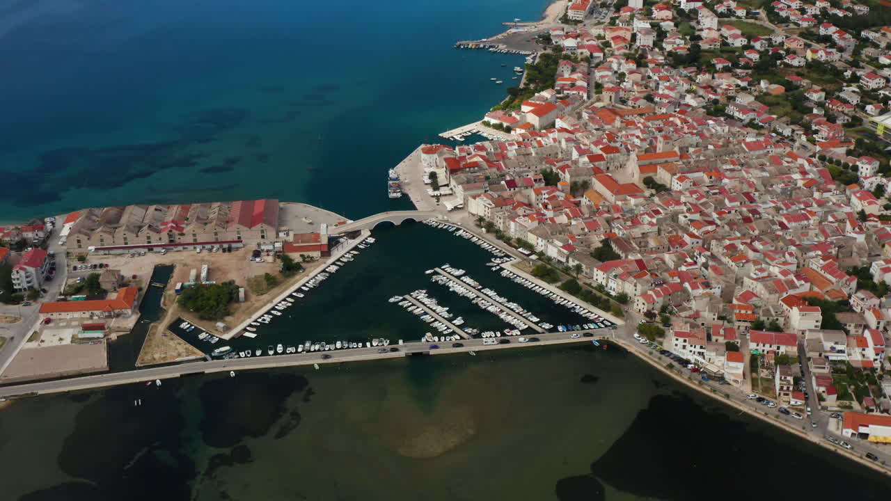 크로아티아의 파그 섬 마을에 있는 선착장에 정박한 보트