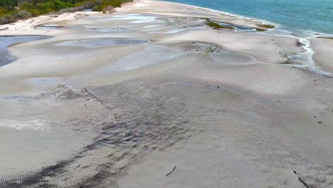 ariel de gran playa vacía en la marea baja