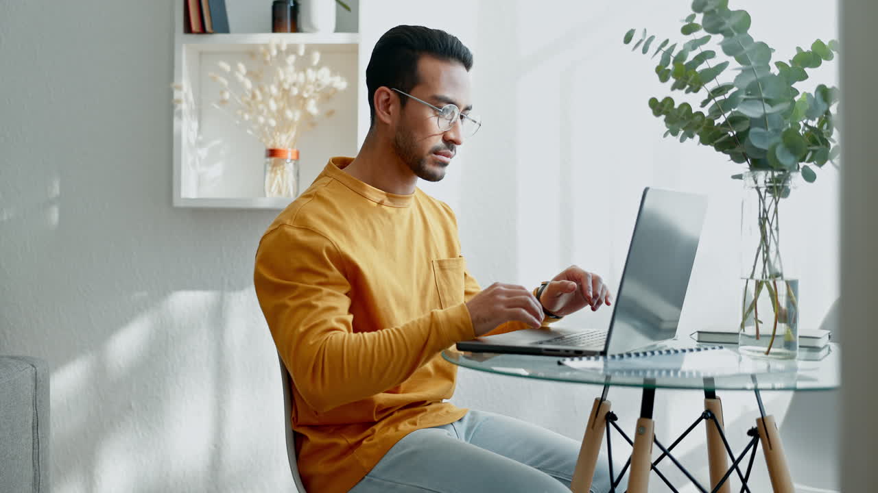Fjernarbejde, bærbar computer og glad forretningsmand, der taster