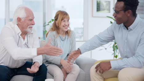anciano, pareja y apretón de mano para el seguro de vida