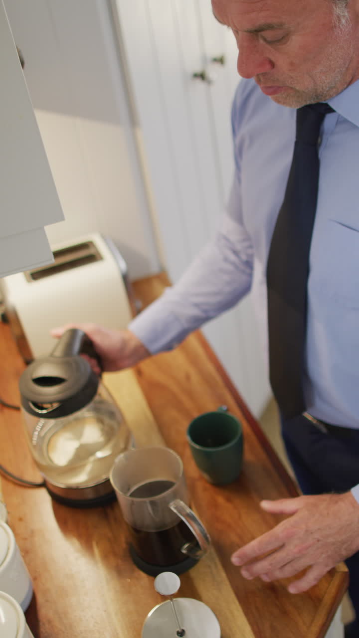 백인 남자가 거실에서 커피를 만드는 수직 비디오