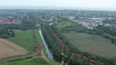 aéreo: imágenes de drones de un oleoducto cerca de una pequeña ciudad en jutlandia, dinamarca