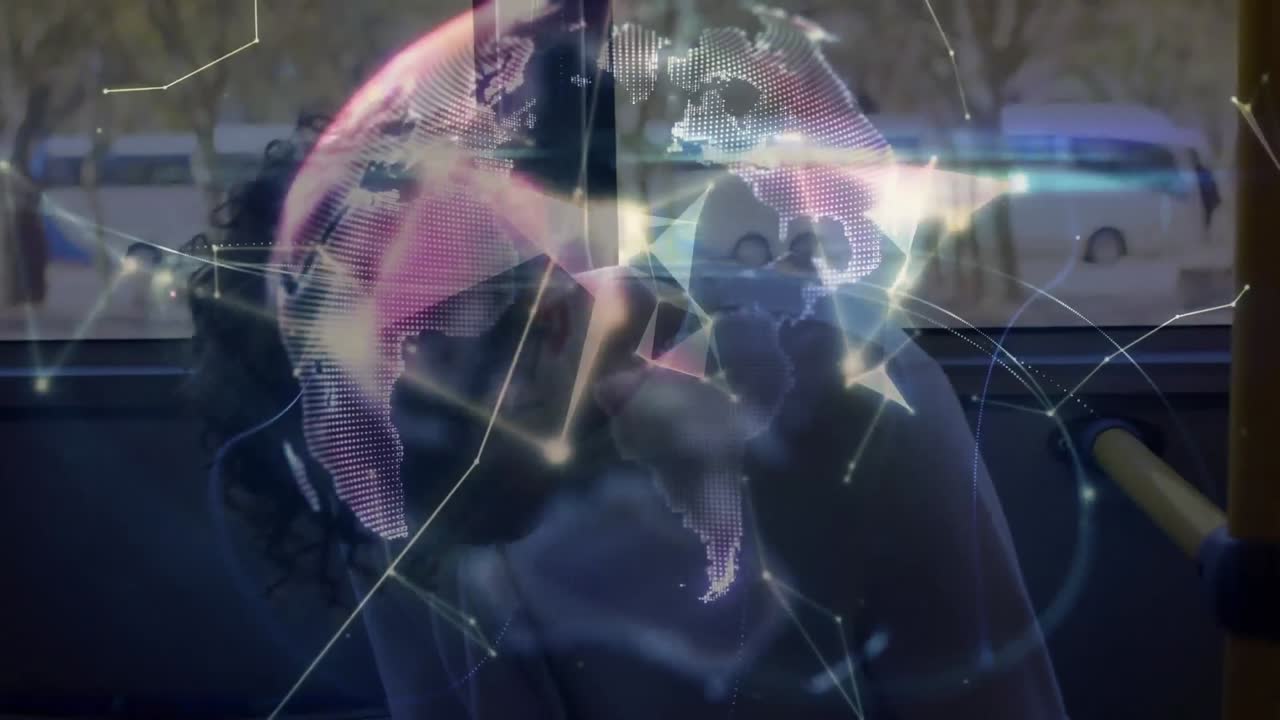 animación del globo sobre un hombre de negocios afroamericano que usa un teléfono inteligente