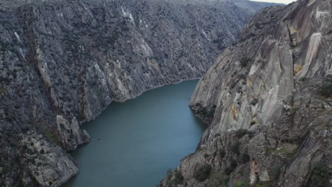 Inclinación-Desde-El-Nivel-Del-Agua-En-El-Salto-De-Aldeadavila-Hasta-La-Meseta-Muy-Por-Encima