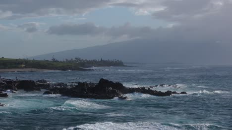 Órbita-De-Teleobjetivo-Aéreo-Alrededor-De-La-Costa-Rocosa-En-El-Borde-De-Hookipa-Maui