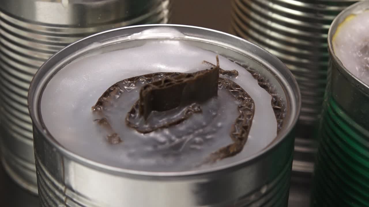 참호 양초는 자원 봉사 도우미가 만듭니다.