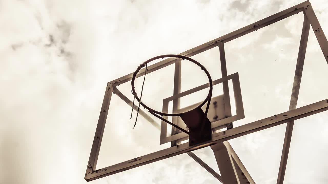 el fondo de la nube dramáticamente en movimiento de un anillo de baloncesto en color cálido