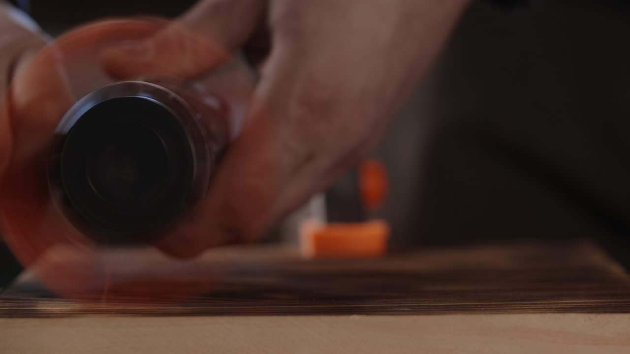 carpintero utiliza destornillador eléctrico con cepillo de nylon abrasivo, cepillado de madera en cámara lenta, carpintería en el taller, 4k 60p prores 422 hq 10 bits