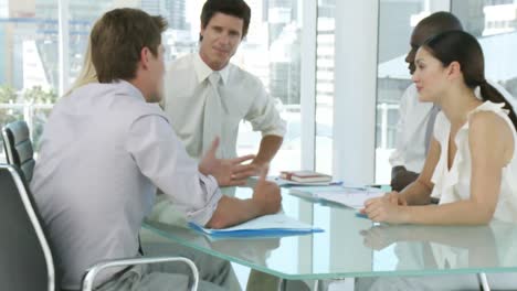 equipo de negocios discutiendo en una mesa