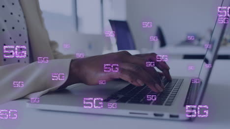 Animation-Der-5G-Text--Und-Datenverarbeitung-über-Einer-Afroamerikanischen-Geschäftsfrau-Mit-Laptop