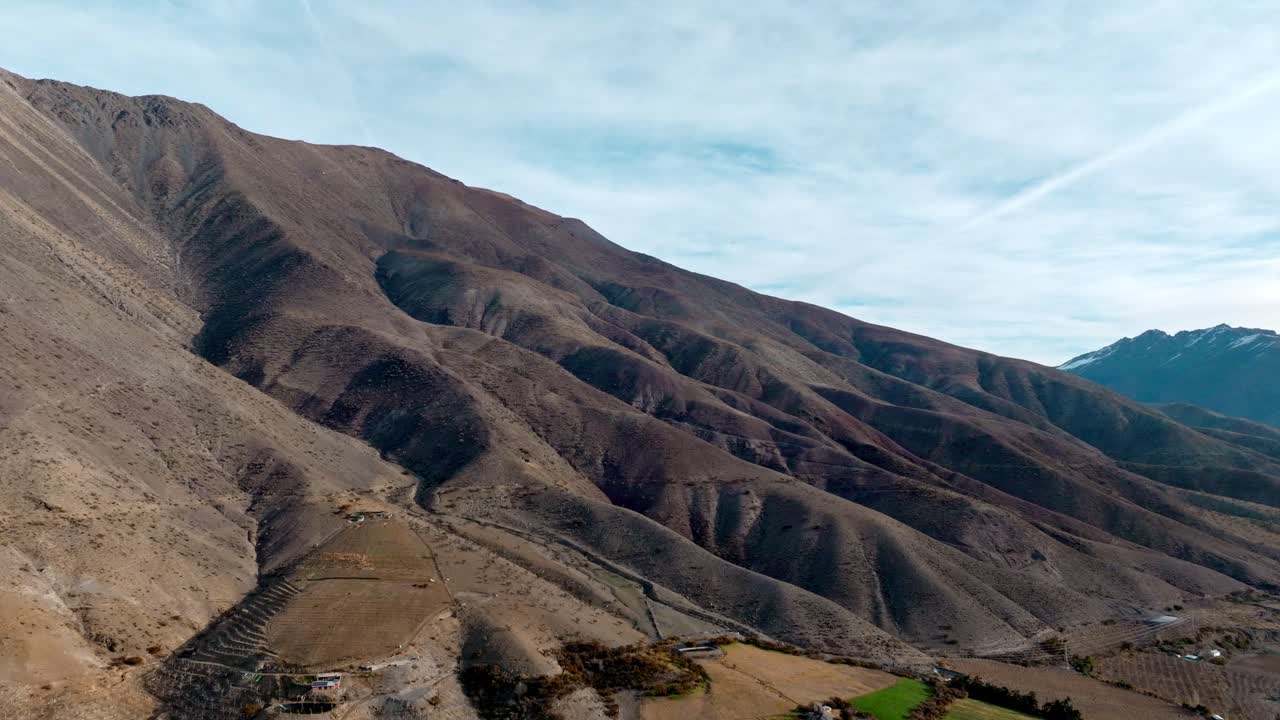 vista aérea del paisaje salvaje, escarpada ladera montañosa del norte de chile