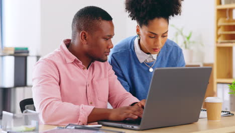 tabletas, computadoras portátiles y gente de negocios en la oficina