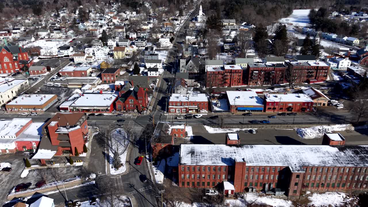 Massachusetts, ABD'deki Ware şehir merkezinin karla kaplı çatıları ve sokaklarıyla kış havadan görünümü.