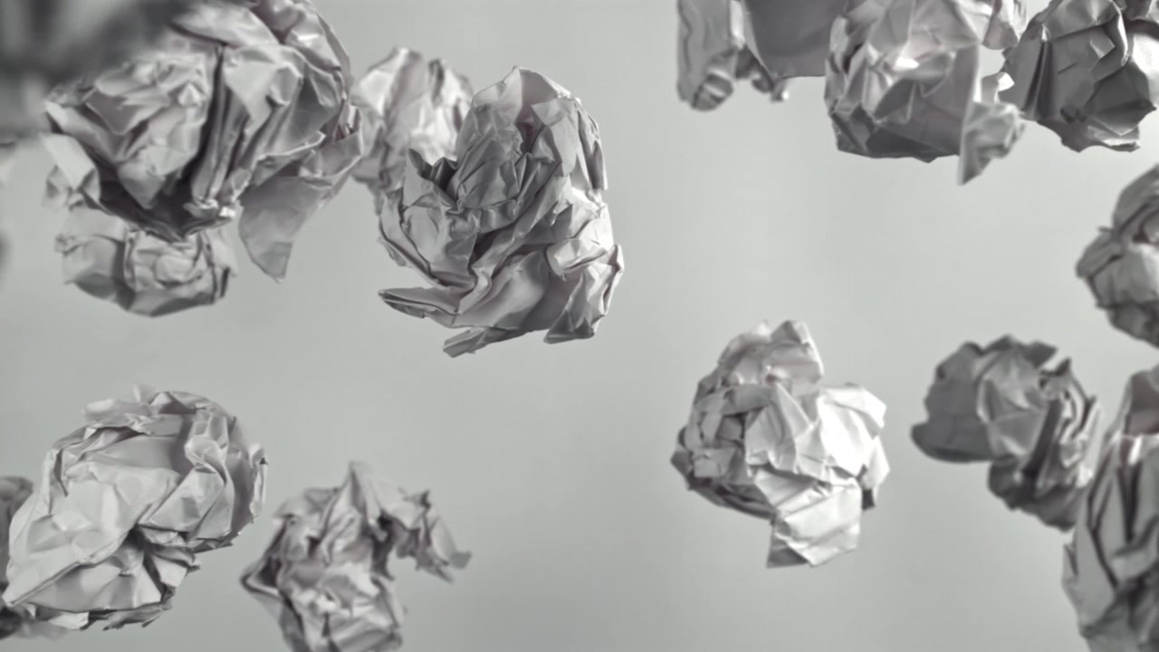 Palline di carta accartocciate che fluttuano verso l'alto al rallentatore