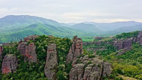 Natürliche-Erosion,-Sandsteinfelsen-Von-Belogradchik,-Zerklüftete-Landschaft,-Drohnenvideo