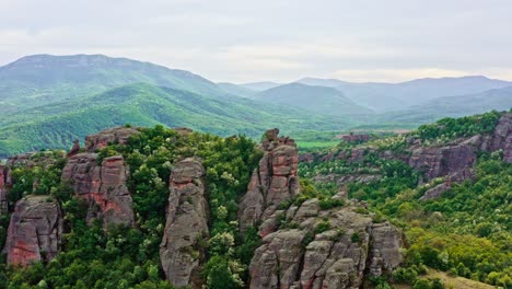 erosión natural, formaciones rocosas de piedra arenisca de belogradchik, paisaje escarpado, video de avión no tripulado