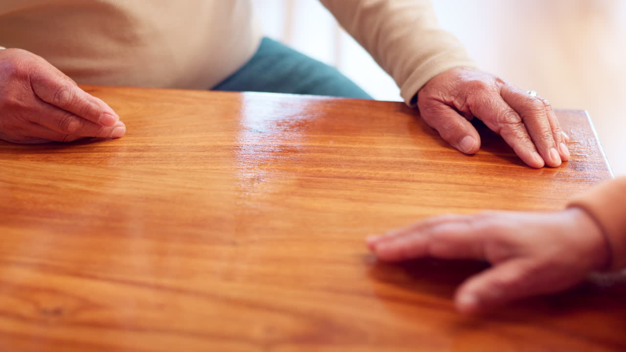 손을 잡고 있는 노인 부부