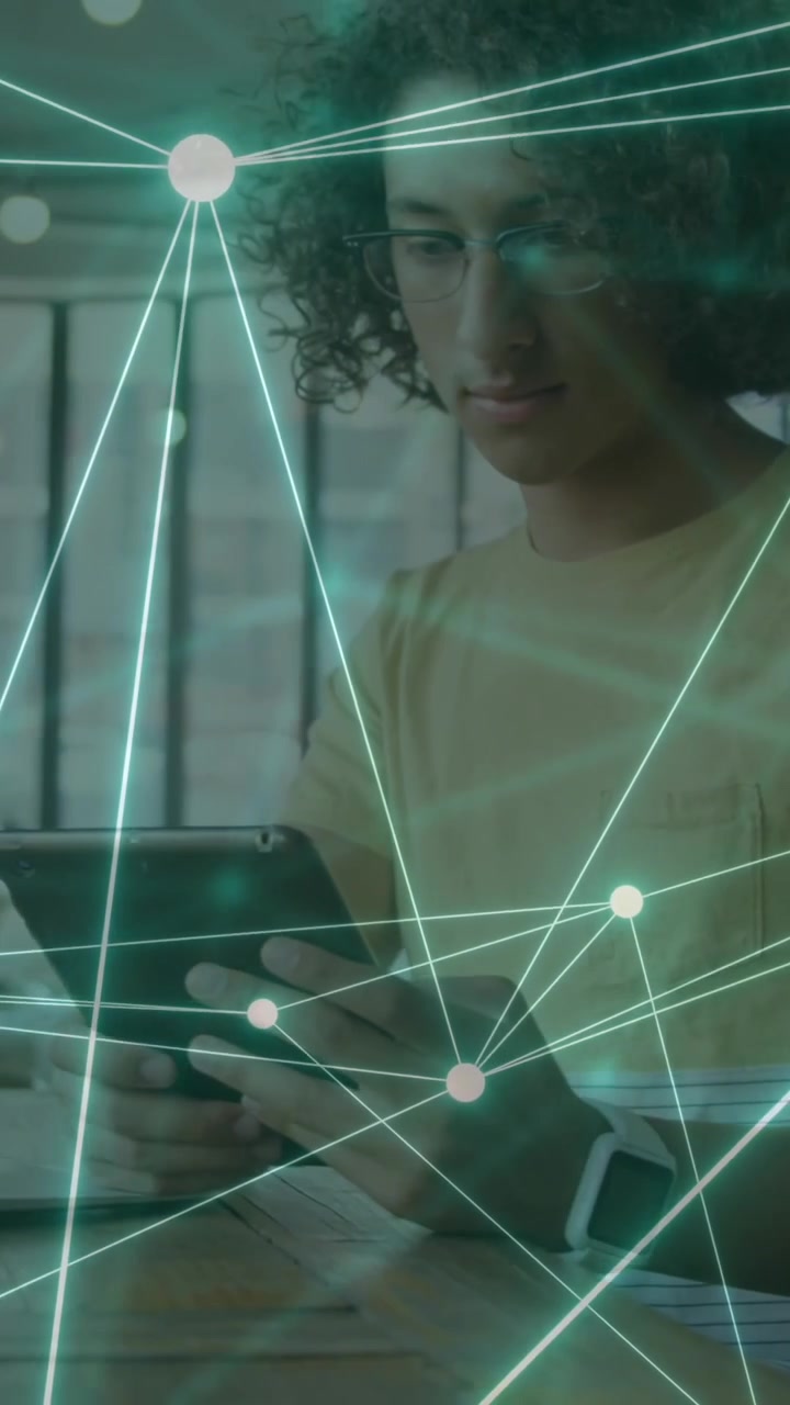 Animazione di una rete di connessioni su un uomo che usa un tablet