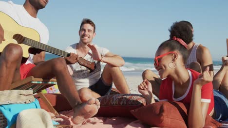 jóvenes amigos adultos pasando el rato juntos en la playa 4k